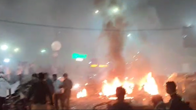 car blast near red fort